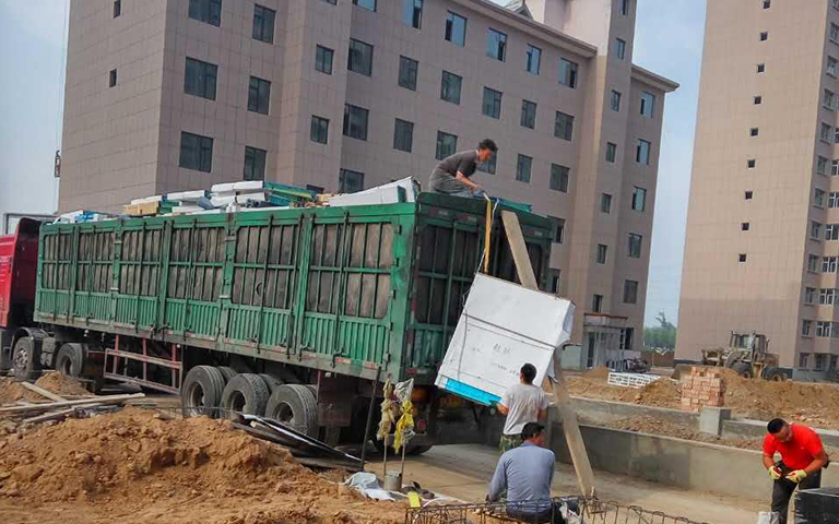 忻州市中海建嘉苑二區（qū）項目部工地防火（huǒ）門卸車作業圖片