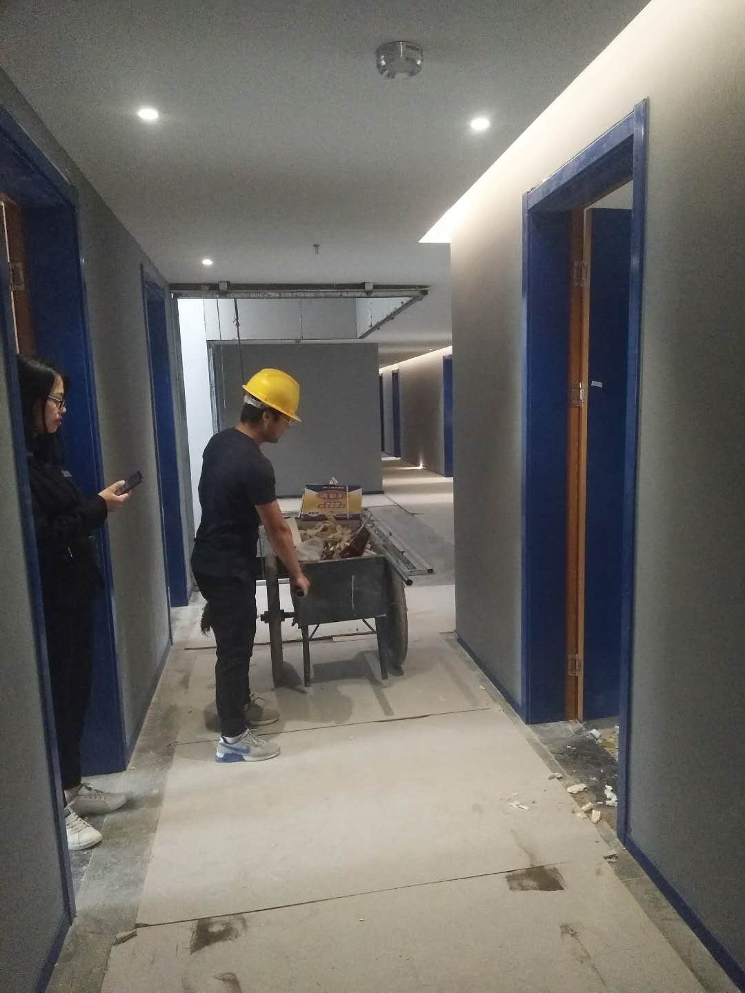 2018年5月6日工師傅們在實施***後一（yī）道工序打膠並（bìng）打掃衛生（shēng）。