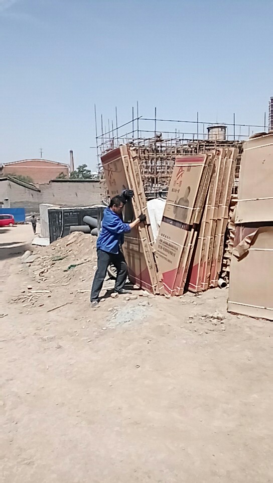 2018年5月7日太穀工地（dì）門已到貨正在用電梯往樓（lóu）上運