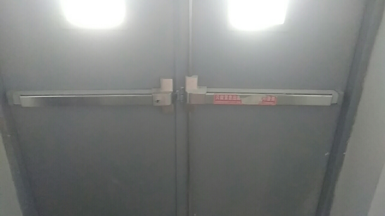 2020京東物流（liú）防火（huǒ）逃生門施工完畢加逃生（shēng）鎖（suǒ）