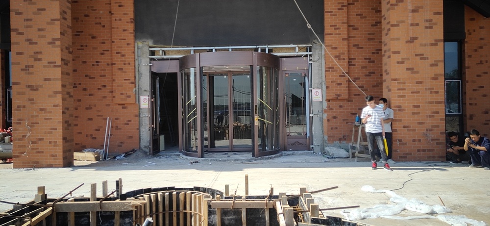 2020清徐仿銅旋轉門安裝現場