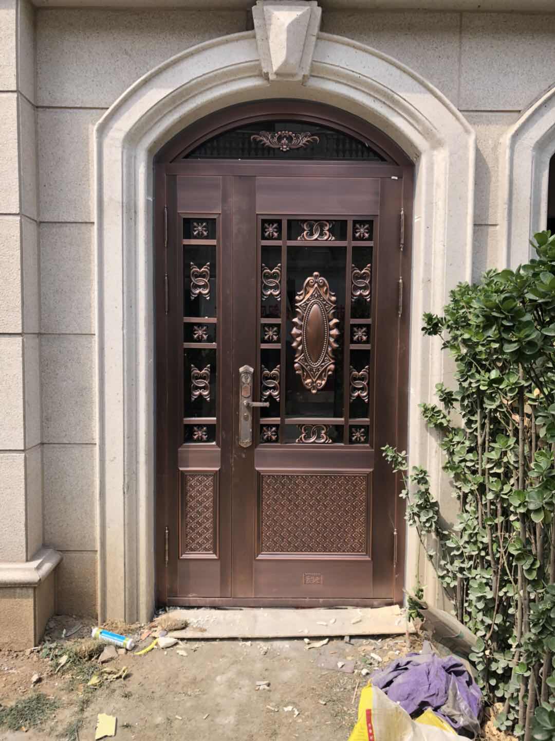 2020陽光翡（fěi）麗灣（wān）銅門安裝現場