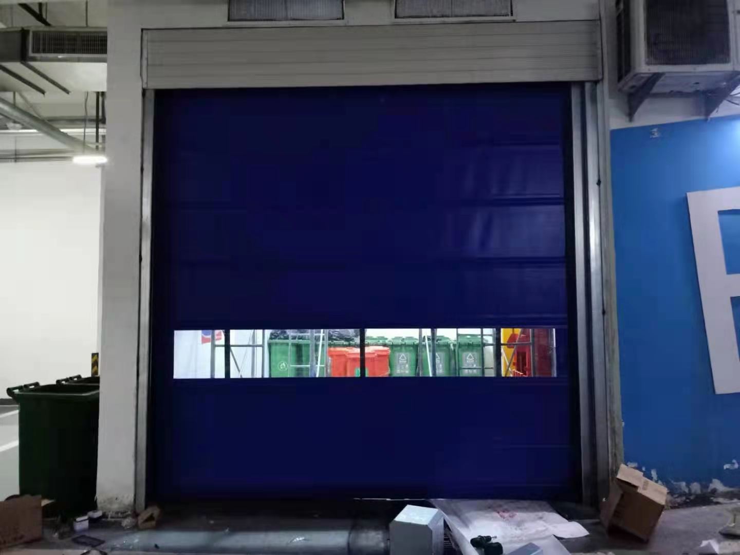 陽煤研發中心電動擋煙（yān）垂壁安裝施工中